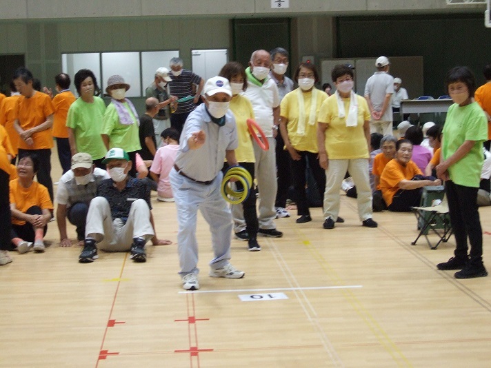 男性会員の輪投げの様子