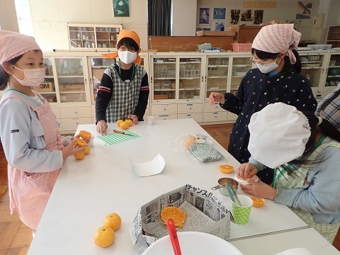 みかんを搾る