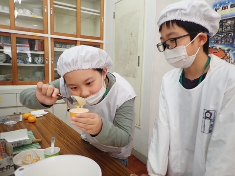 生地をカップに入れる