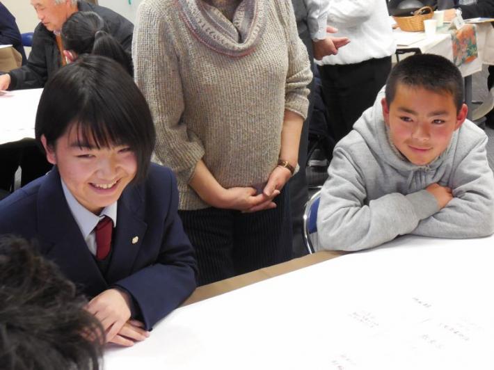 20170326サロンで小学生や高校生が大人の意見に耳を傾けている様子