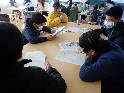 真剣に資料を読む
