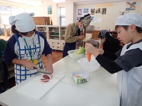 イノシシ汁の材料を切る