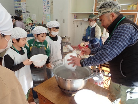 材料を鍋に投入