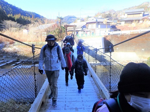 つり橋を渡って出発
