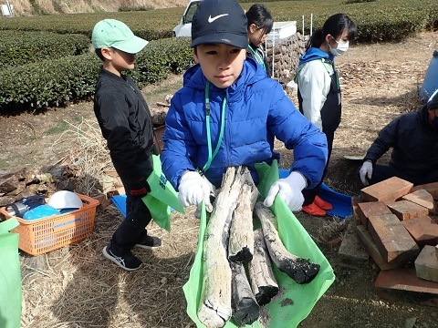 炭を運ぶ
