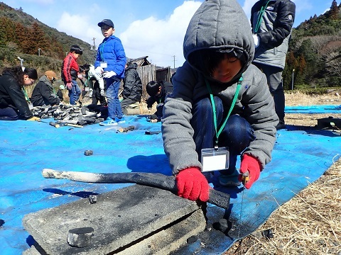 炭になりきらなかった部分を切断１