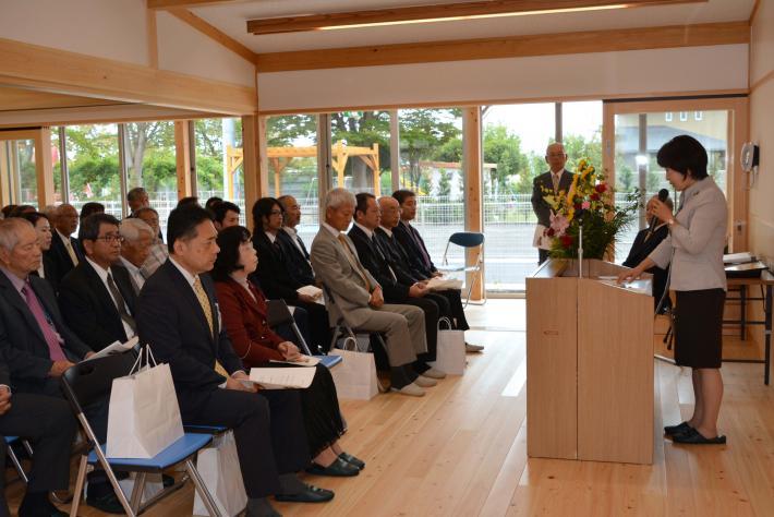 祝辞を述べる染谷市長と話を聞く参加者