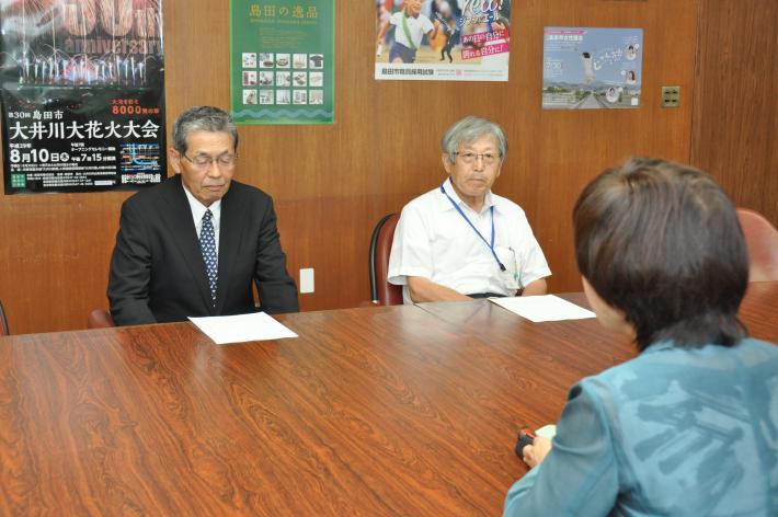 新しい監査委員の平林健互さんと森伸一さんが座っている様子