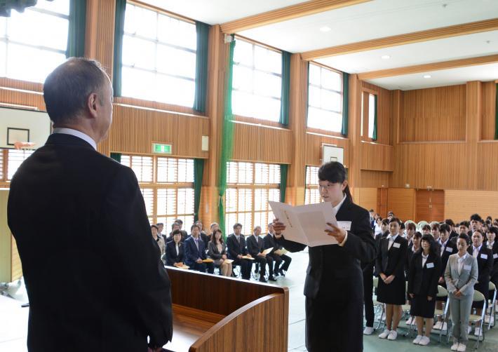 佐藤正子さんが誓いの言葉を述べている様子