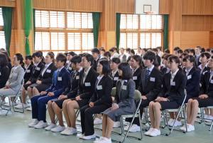 入学生が座っているところ