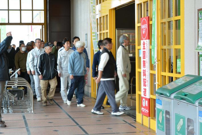 アピタ島田店内へ歩いて避難する近隣住民