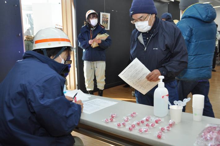 安定ヨウ素剤を配布している様子