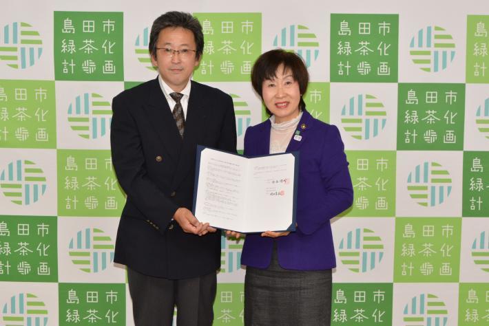 締結した協定書を手にする池田代表理事と染谷市長の写真