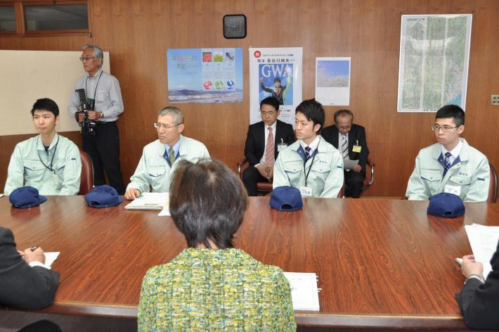 熊本地震被災地へ派遣される職員4人が座っている写真