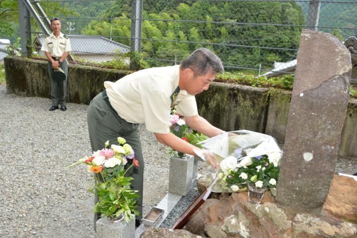 陸上自衛隊富士学校の河合連隊長が献花している写真