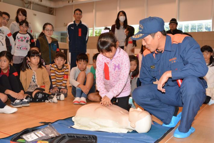 AEDを実際に使っている小学生の写真