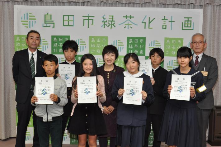 受賞した小中学生たちと市長の写真