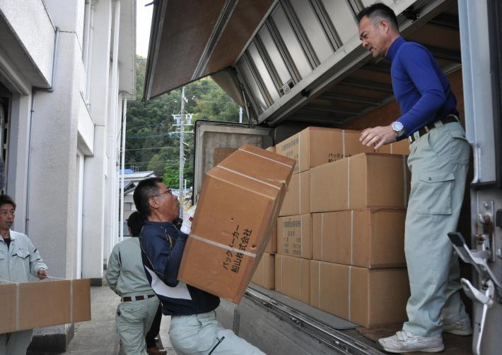 男性が支援物資をトラックに積み込んでいる写真