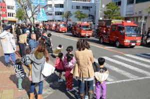 多くの市民がパレードに見入っている写真