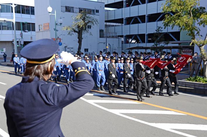 消防団出初式で市長の前をパレードしている写真