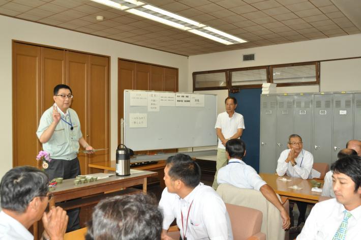 おいしいお茶の淹れ方講座を受ける市議会議員の写真