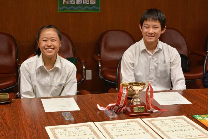 大会の出場報告に訪れた選手の写真