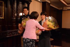 花束を受け取る2人の選手