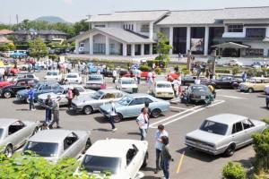 博物館駐車場での賑わい