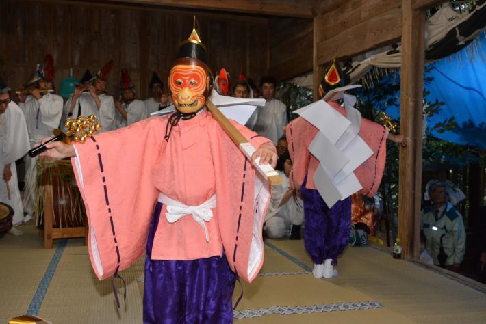 日吉神社拝殿内での猿舞の様子