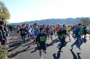 10kmの部に参加した人達が走っている写真