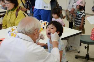 歯科検診を受ける子どもの写真