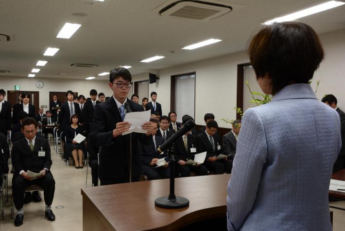 辞令交付式で新規採用職員代表が宣誓を述べている写真