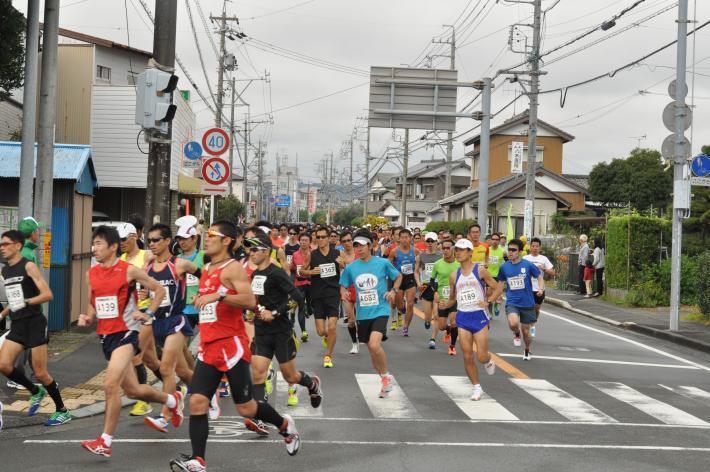 大井川マラソンスタート直後のランナーたちの写真