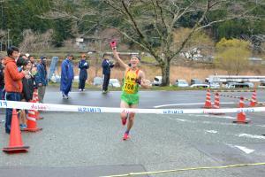 10キロの部でトップの選手がゴールした写真