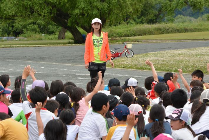 マラソン教室で子ども達の質問に答えている千葉真子選手