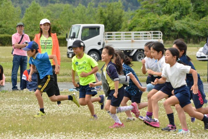 マラソン教室で子どもたちの走るフォームを確認している千葉さんの写真
