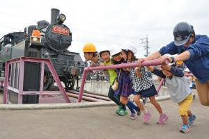 転車台を子ども達が押しているところ