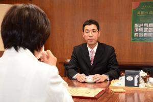 和紅茶を堪能する染谷市長と三浦さん
