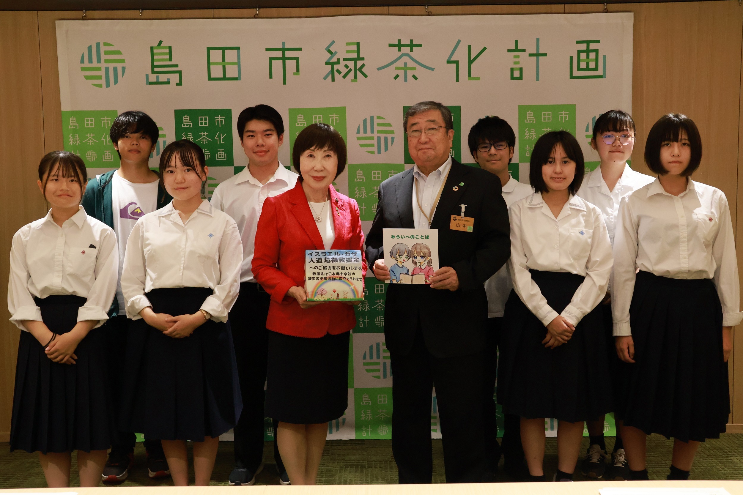 市長・教育長への絵本と寄附金の贈呈