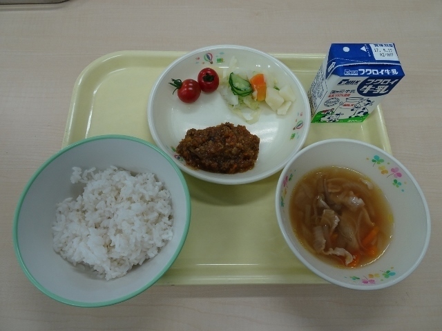 給食の写真（ごはん・ドライカレー・スープ・牛乳）