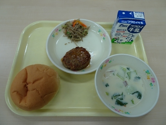 給食の写真（パン・てりやきハンバーグ・スープ・牛乳）