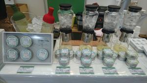 展示販売するブースに並んだ島田市の緑茶