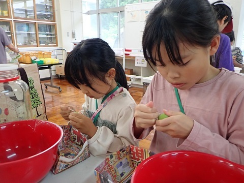 梅のへたをとる