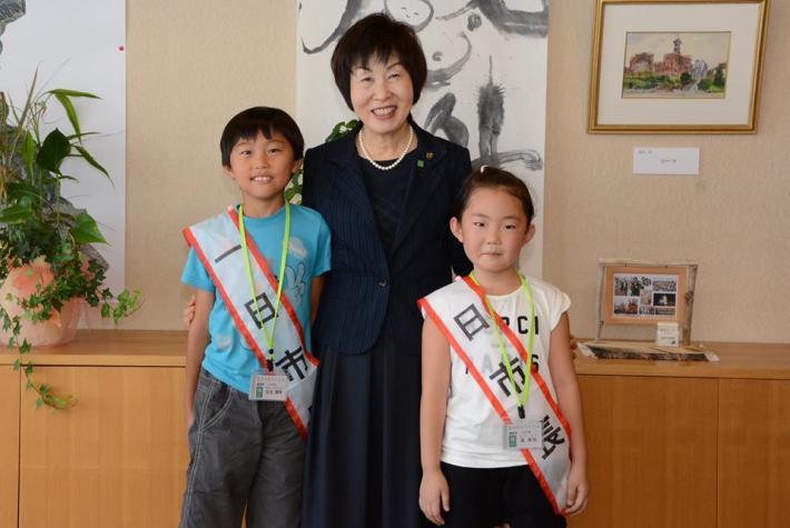 市長と一日市長の小学生2人