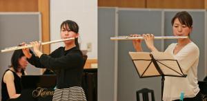 原﨑みすずさん（左）と後藤恵美子さん（右）がフルートを演奏する様子