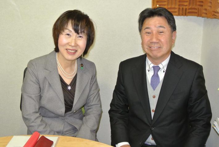 染谷市長と落合さんの写真
