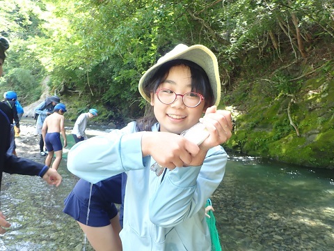 つかまえたやまめ