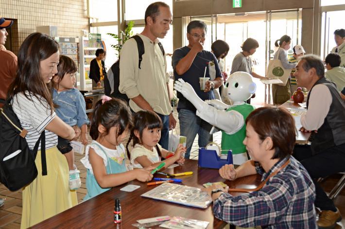 くらし消費環境展でスタッフと話をする子どもの様子