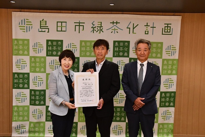 市長と被表彰者