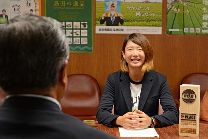 笑顔でBMXの魅力を語る大池水杜さんの写真